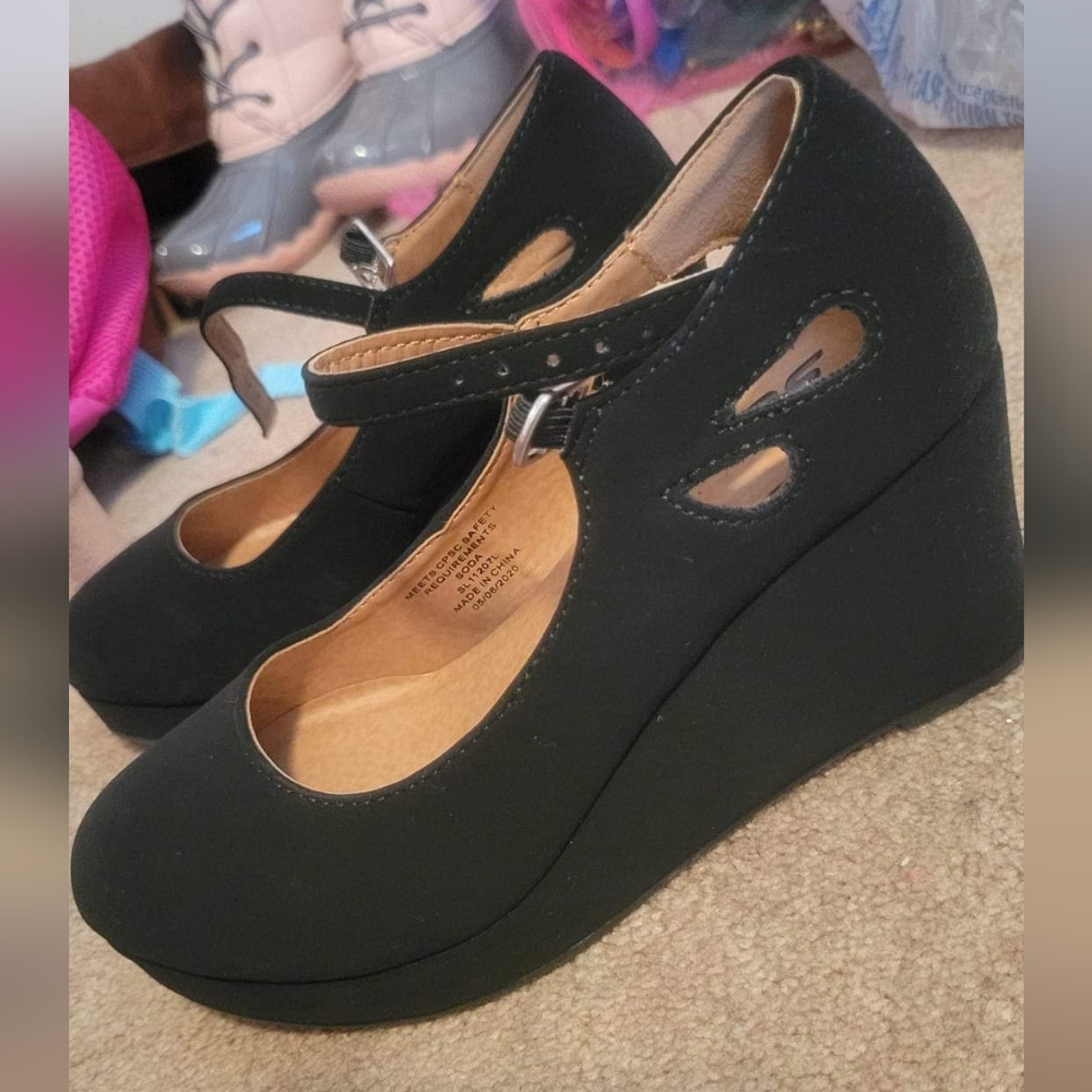 (Sold) Brand new size 2 black heels
